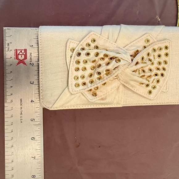 NWOT Nina Vintage Y2K Ivory/Gold Clutch w/ Bow Embellishment & Chain Strap - Picture 8 of 10